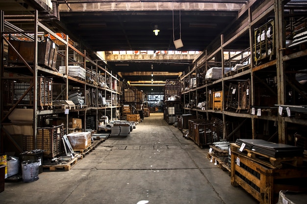 Industrialne wnętrza – odkryj surowy urok stylu