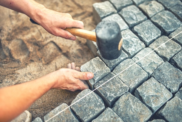 Malowanie kostki brukowej zapewnia trwały i estetyczny efekt