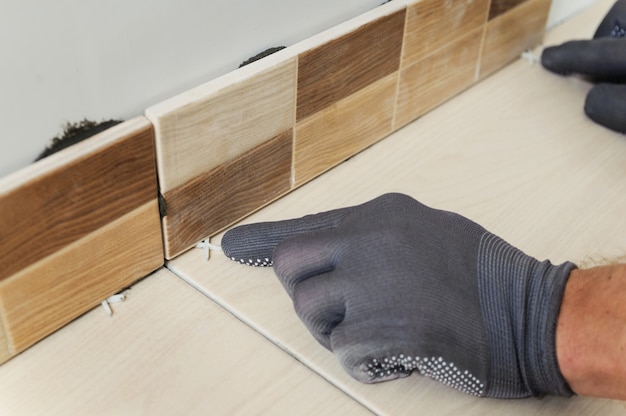 Klej do płytek na ogrzewanie podłogowe dla trwałej podłogi